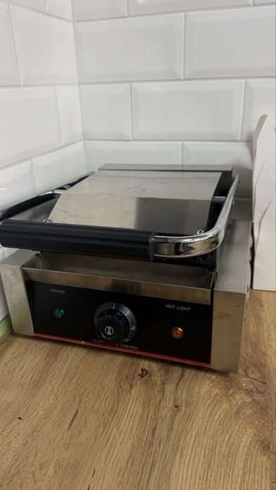 Кавомашина, кавомолка, вітрина для десертів, обладнання для кавʼярні