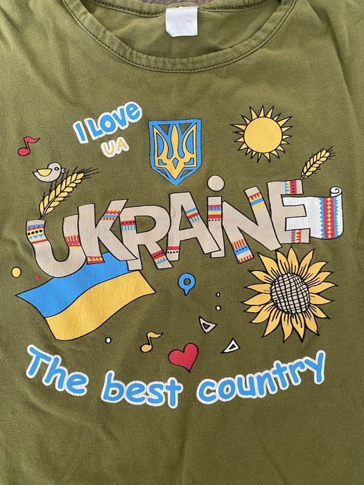 Зелена патріотична футболка з украінськими символами