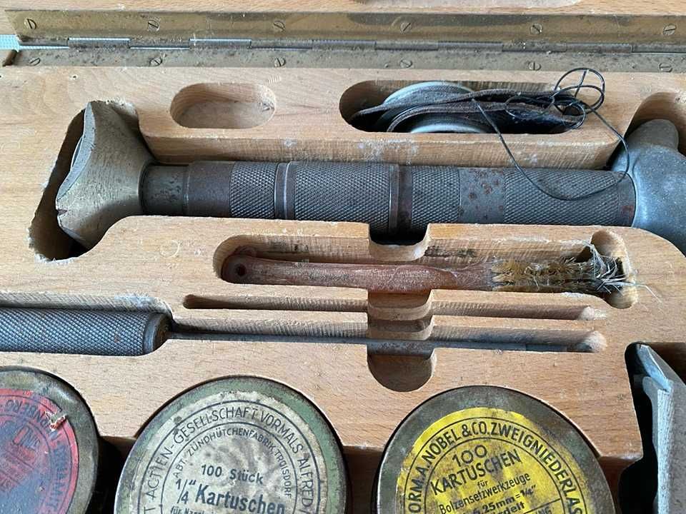 Pistola de fulminantes antiga (cravar pernes de aço)