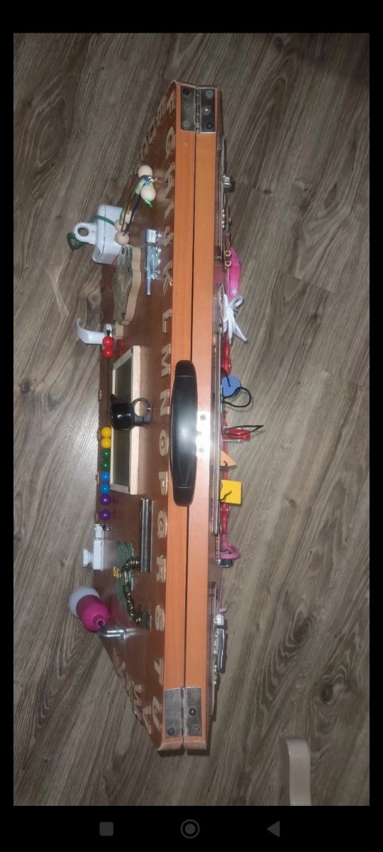 Duża dwustronna tablica manipulacyjNa zamykana na chaczyk.