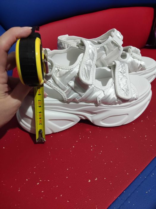 Босоніжки білі на платформі 39 розмір