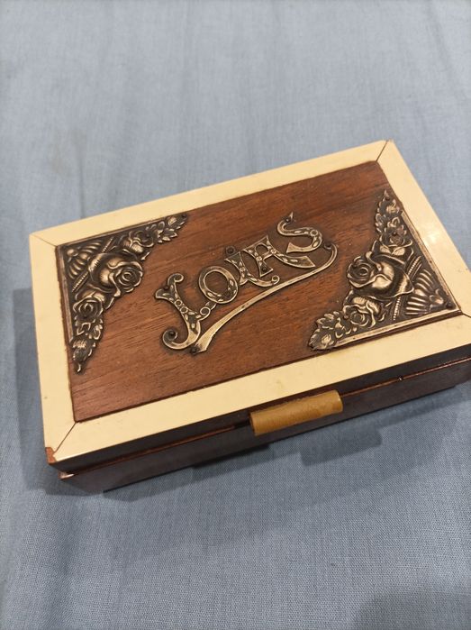 Caixa de jóias antiga com espelho