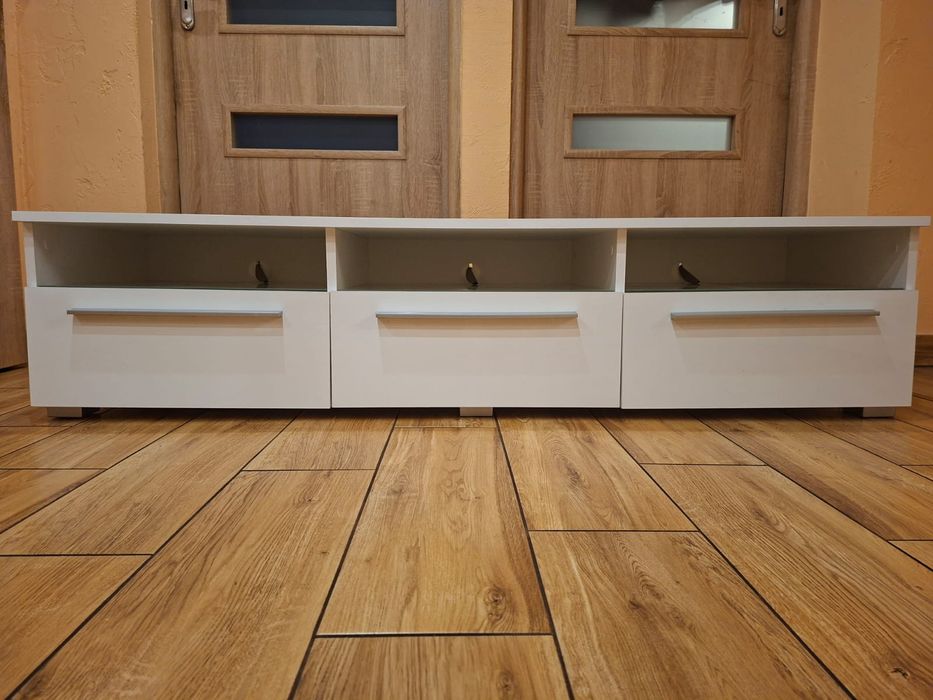 Szafka RTV biała podswietlana