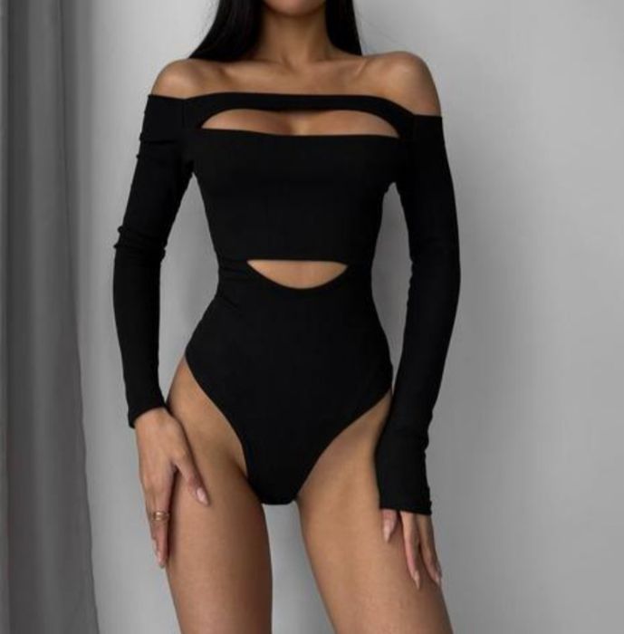 Жіноче боді з відкритими плечами