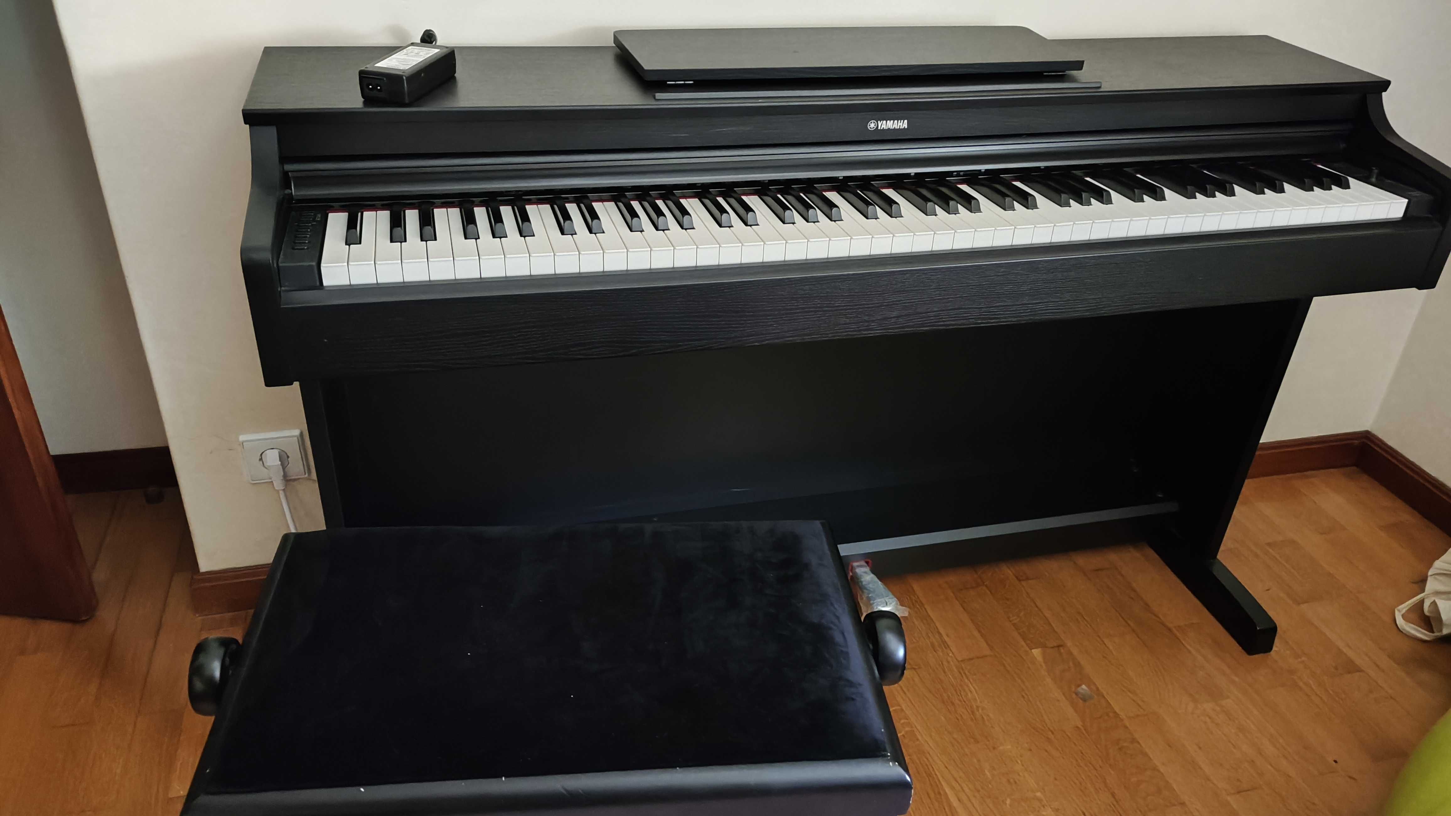 Piano Yamaha preto