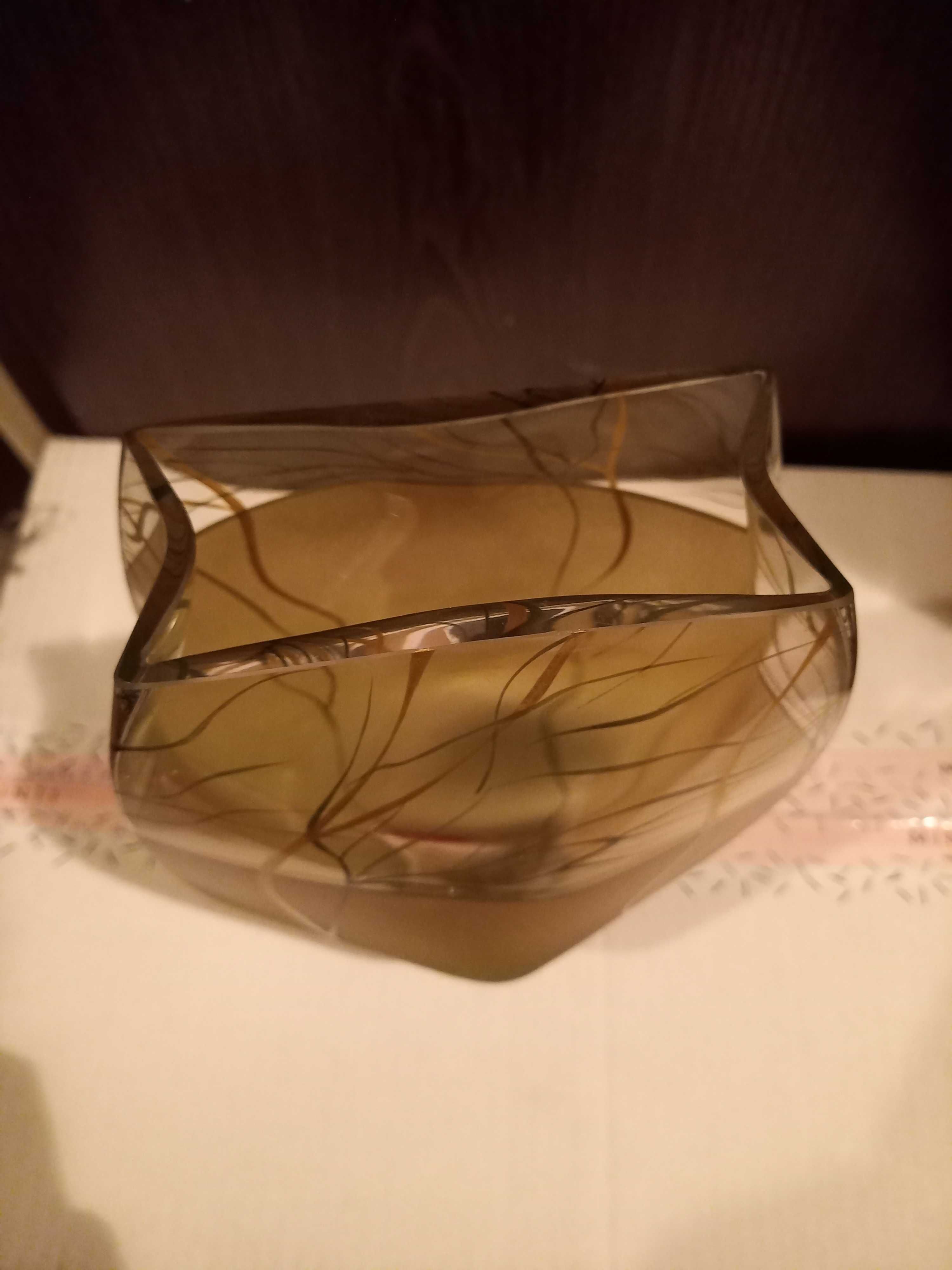 Ciekawy szklany wazon z wzorem gałęzi