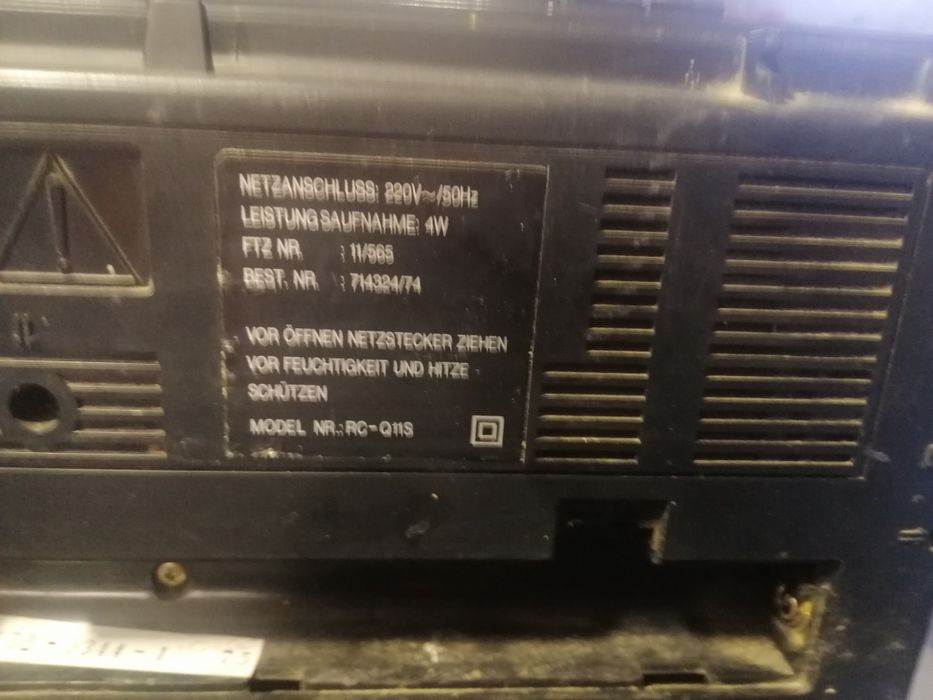 магнітофон. На запчастини або відновлення. Радіо працює. Касета працює