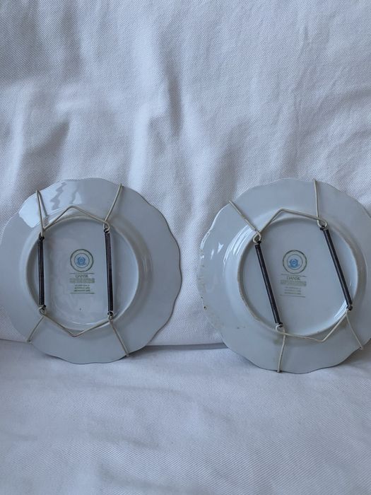 Dois pratos de cães de caça com 18 cms