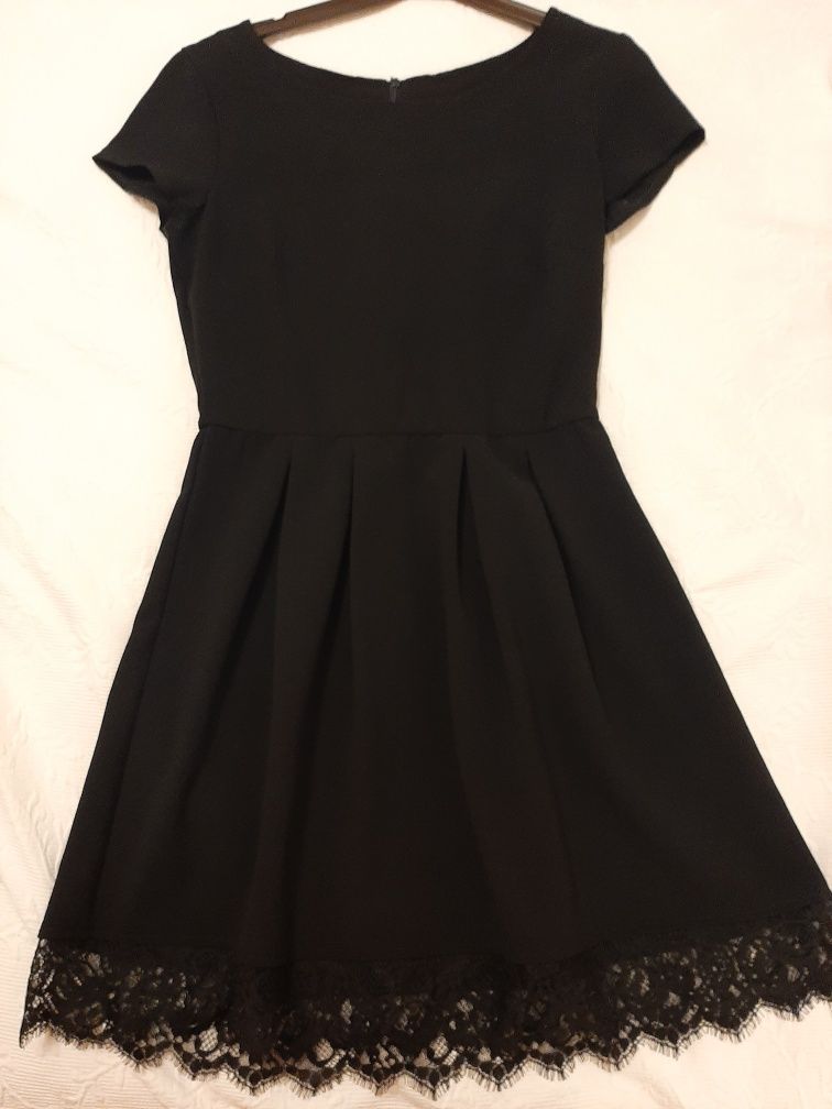 Vestido preto  curto com renda ao fundo