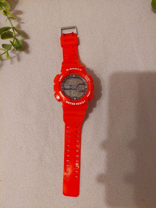 Nowy zegarek wielofunkcyjny czerwony
