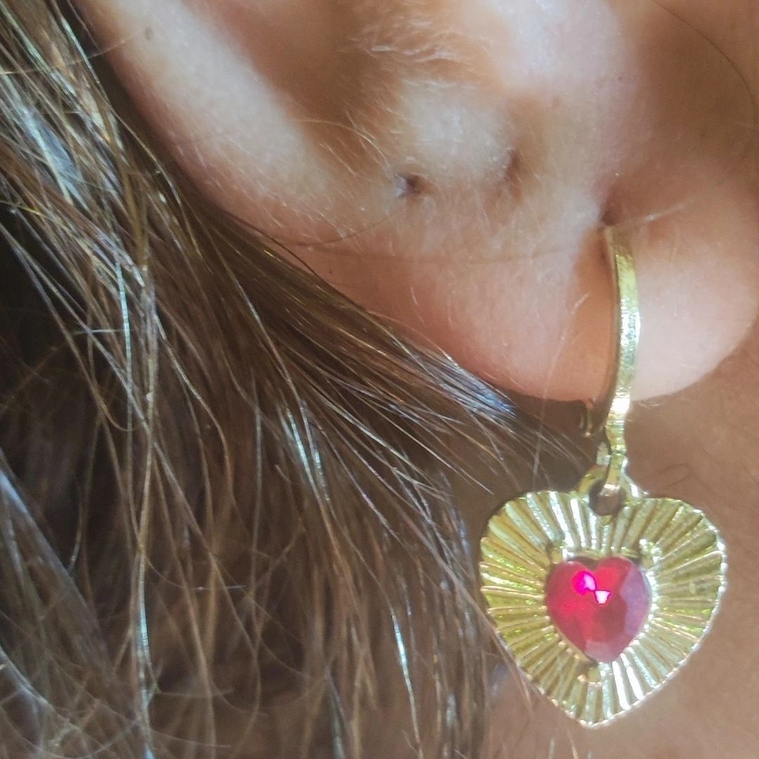 Brincos com cristal em forma de coração