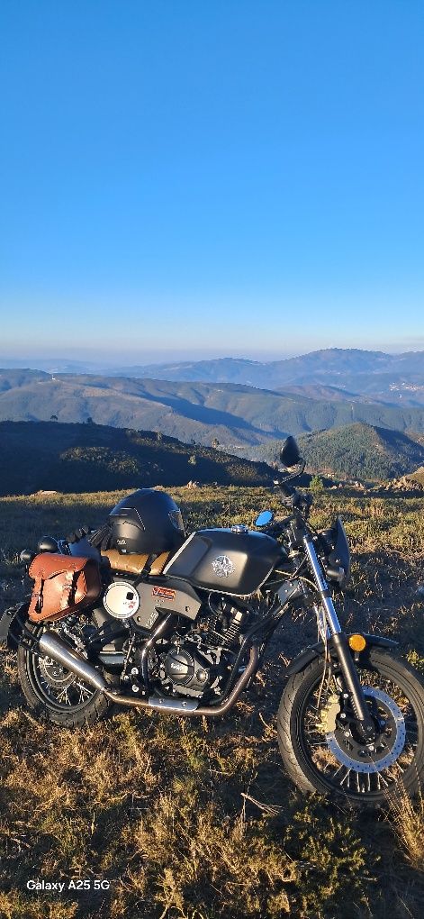 Um scrambler x cafe 125cc