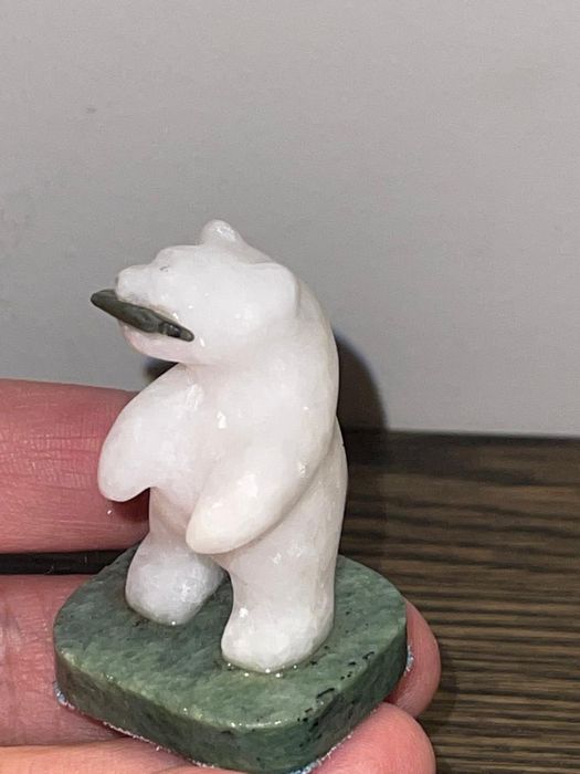 Мраморный медведь с нефритовыми элементами