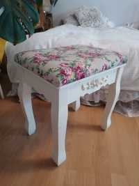 Biały taboret shabby chic vintage podnóżek grawer kwiaty róża pufa