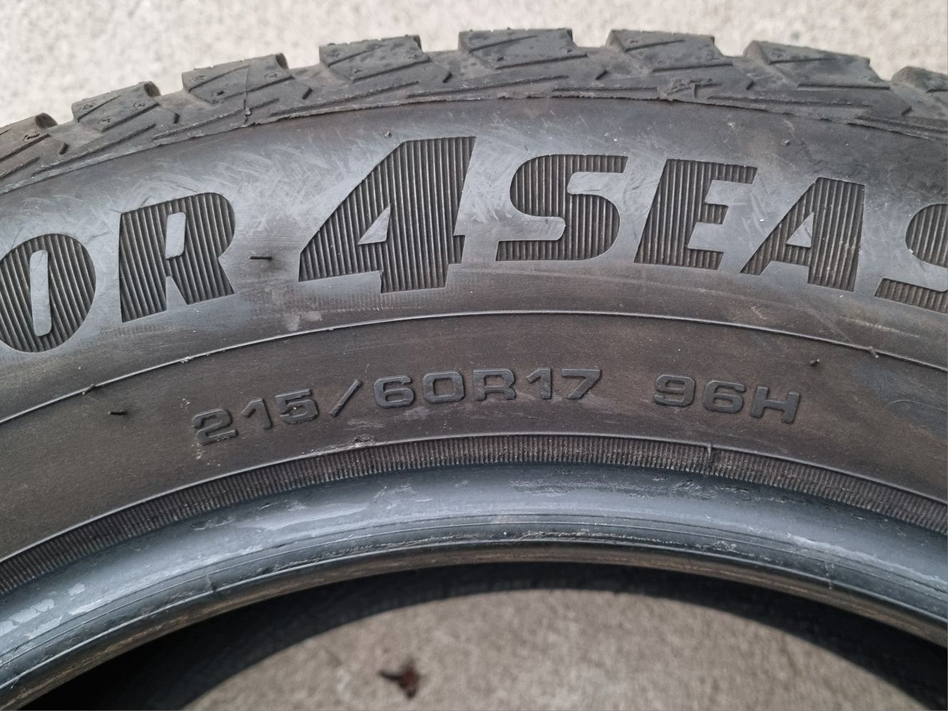 Opona używana 1szt. 215/60/17 Goodyear Vector 4Seasons Gen-2  / 7,8mm