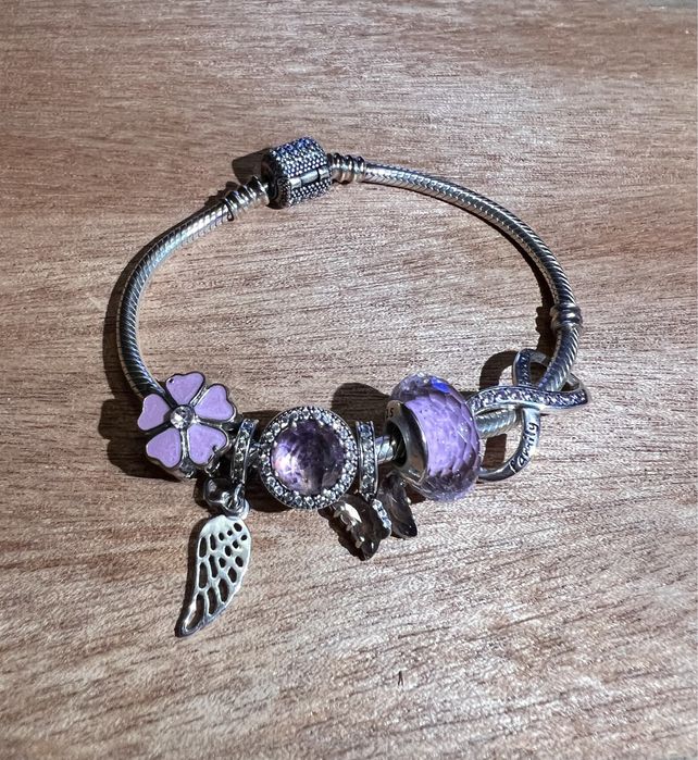 Срібний браслет з шармами