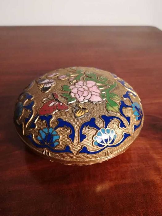 Caixa redonda em metal e loiça com desenhos coloridos em alto-relevo