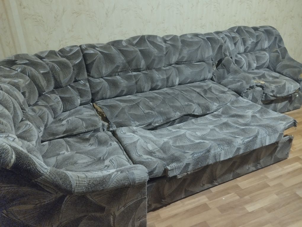 Большой угловой диван с креслом под ремонт