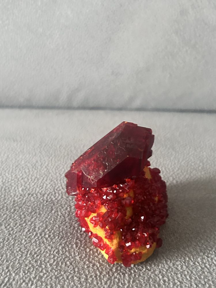Kamien minerał rubin pruskit na skale nacuerzystej