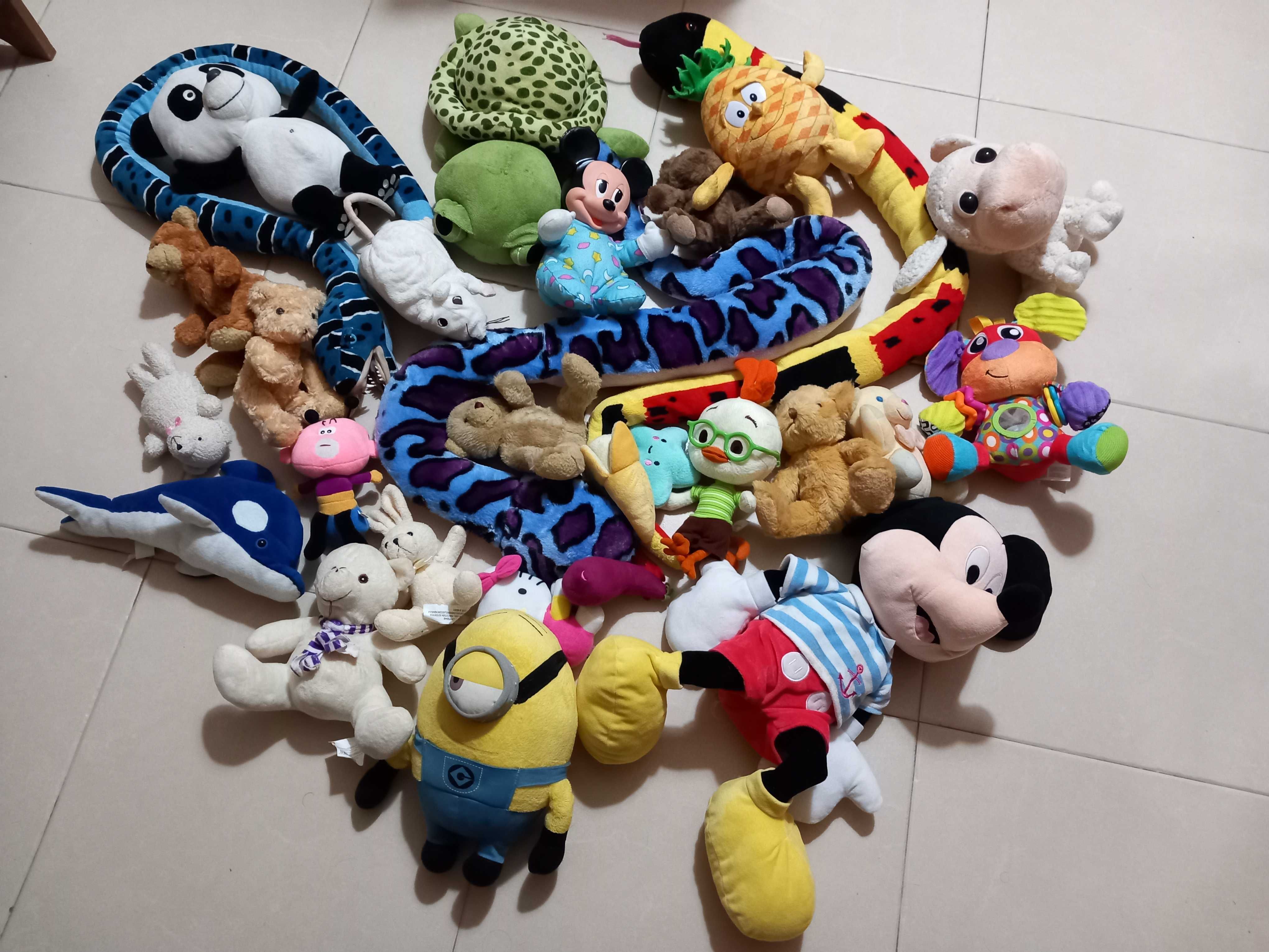 Brinquedos Mickey e Minions