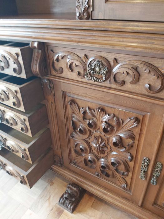 Aparador /Vitrine/Armario clássica em madeira maciça e esculpida.