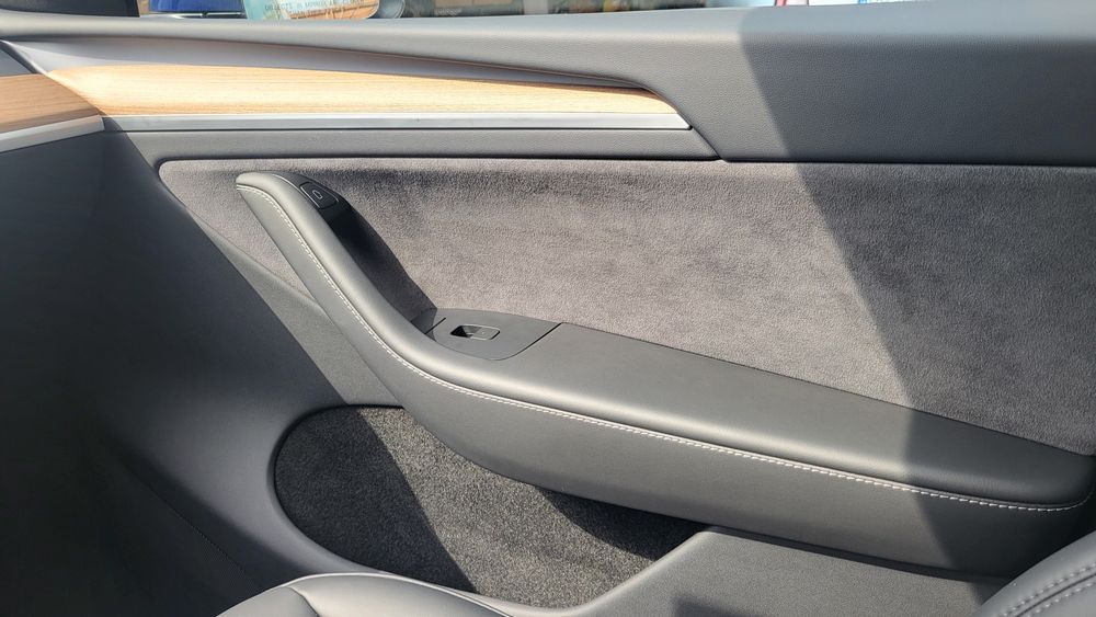 Чорний салон від Tesla Model Y 2023 обмін