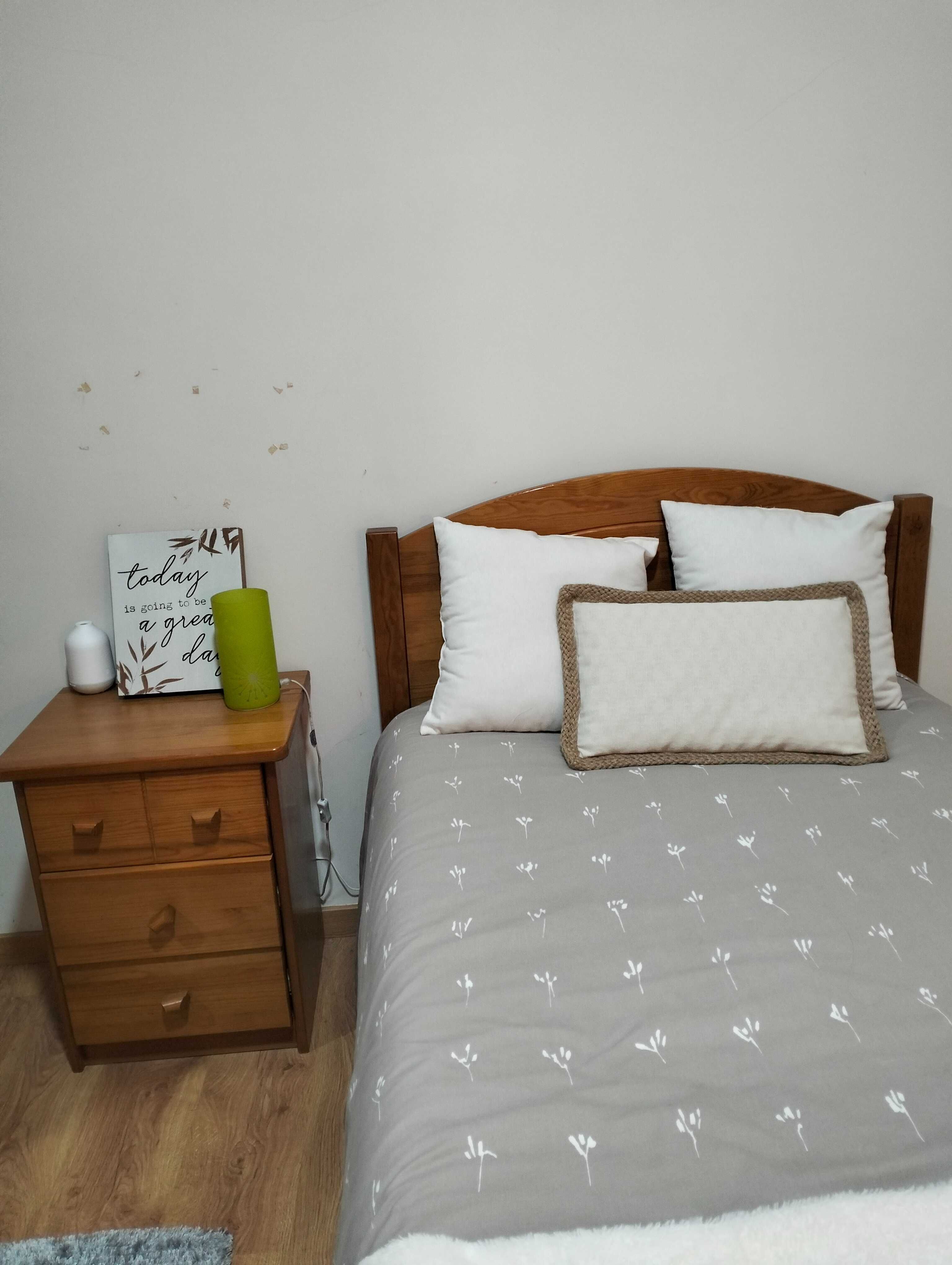 Cama solteiro, colchão e mesinha de cabeceira