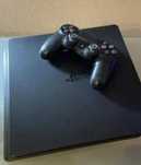Ps4 com comando e jogos