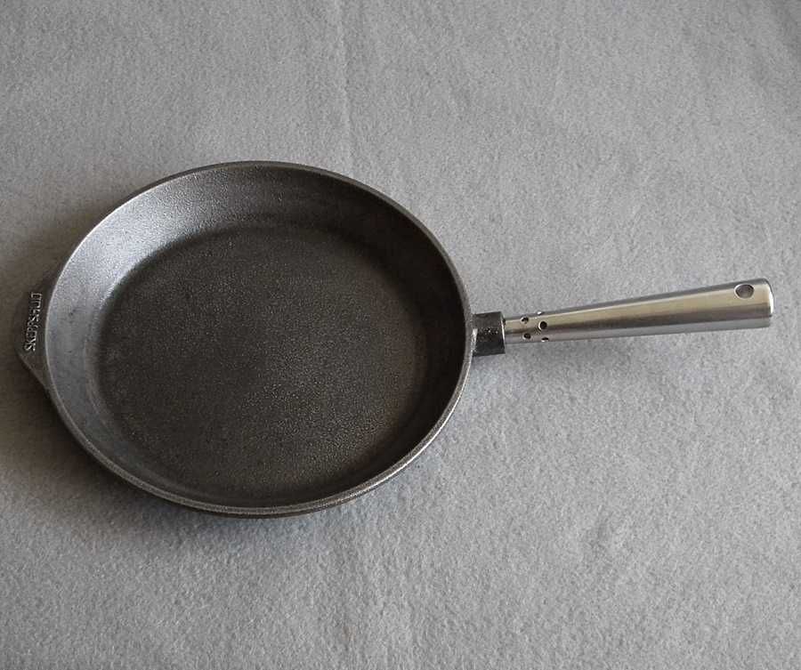Szwedzka patelnia żeliwna SKEPPSHULT o średnicy 24cm, do indukcji