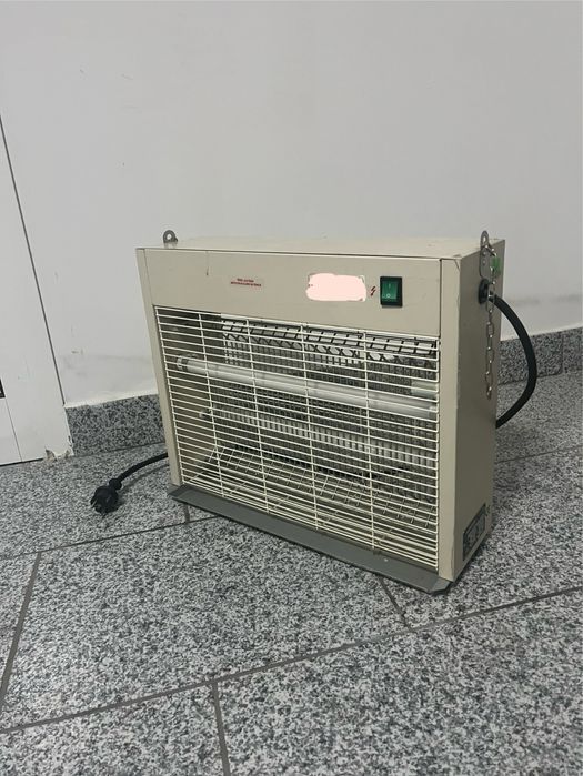 Luz contra moscas e mosquitos