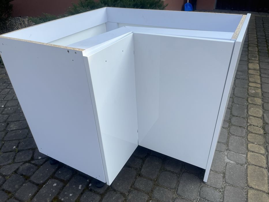 Szafka w bialym połysku