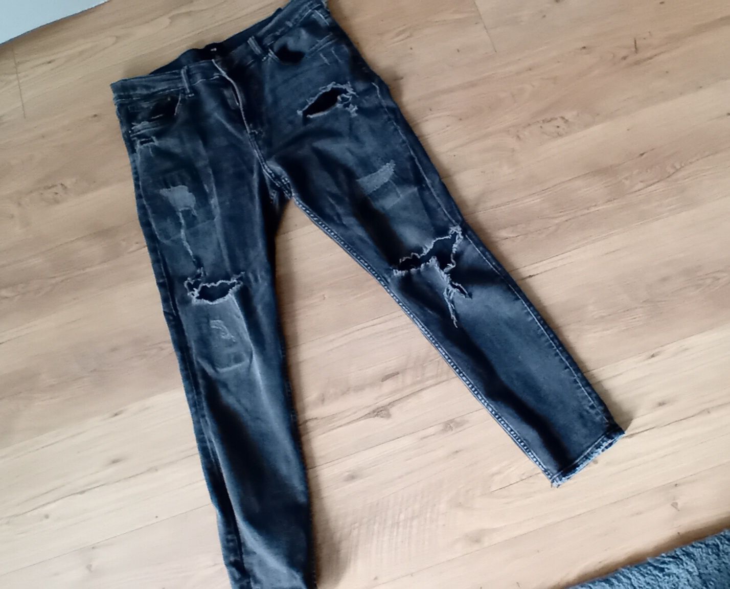 Spodnie z dziurami H&M