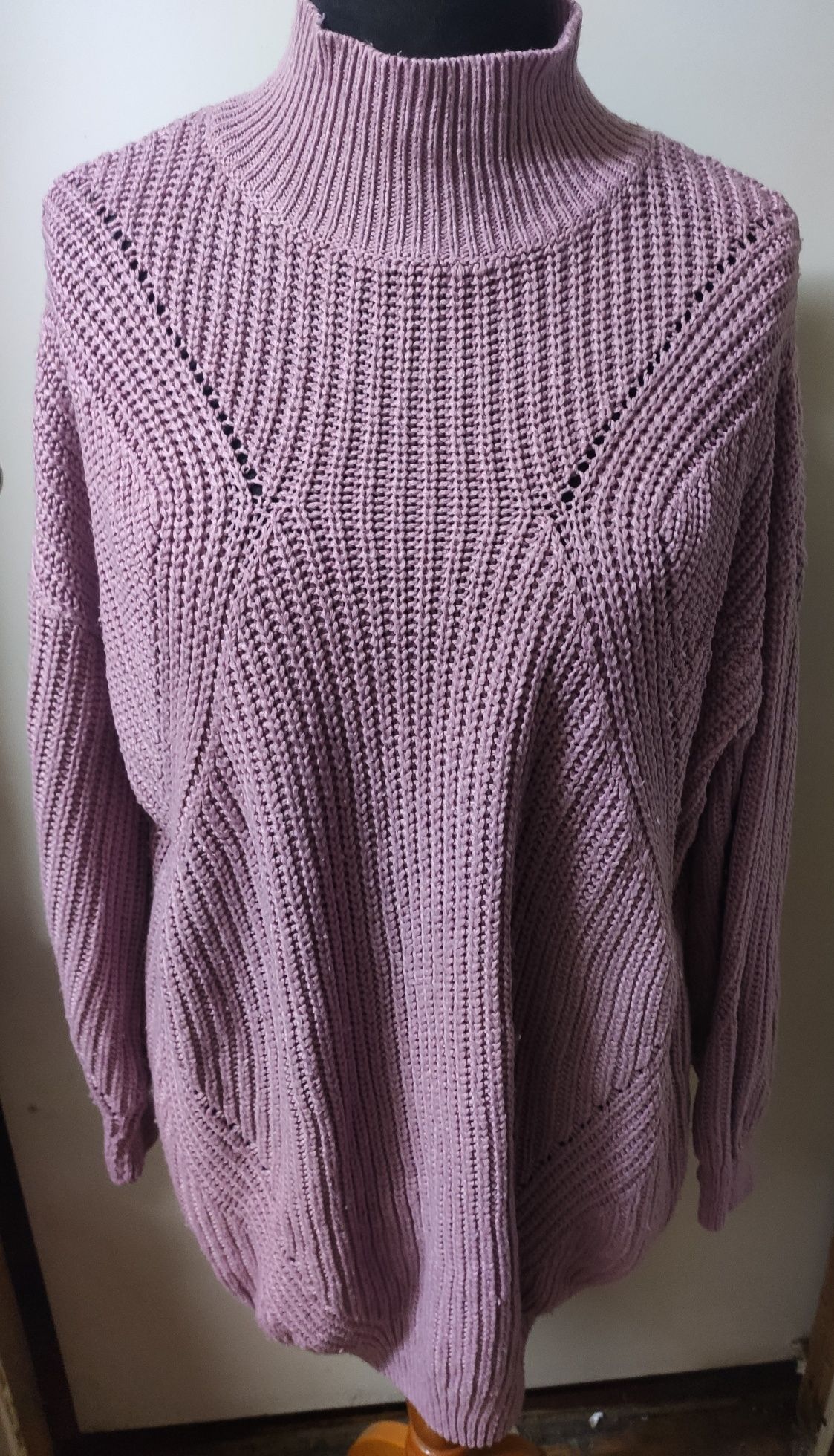 Liliowy długi ciepły sweterek z golfem