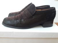 Sapatos castanhos de pele e pêlo