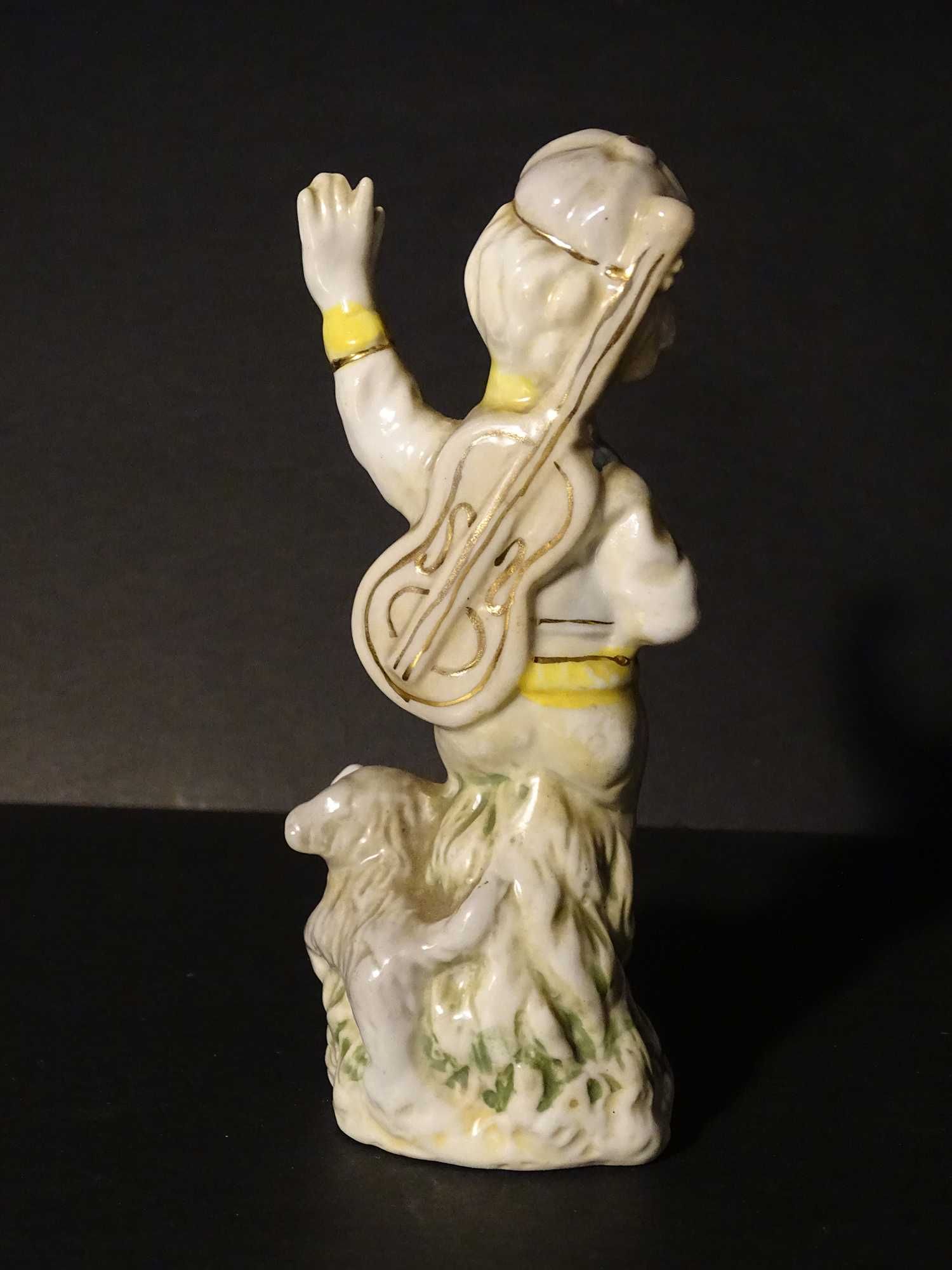 Figurka porcelanowa: Chłopiec z gitarą. Vintage.