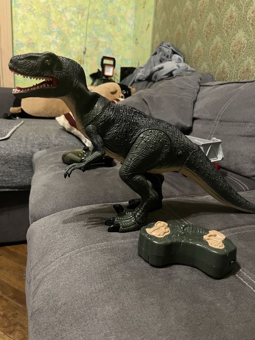 Динозавр на пульті керування