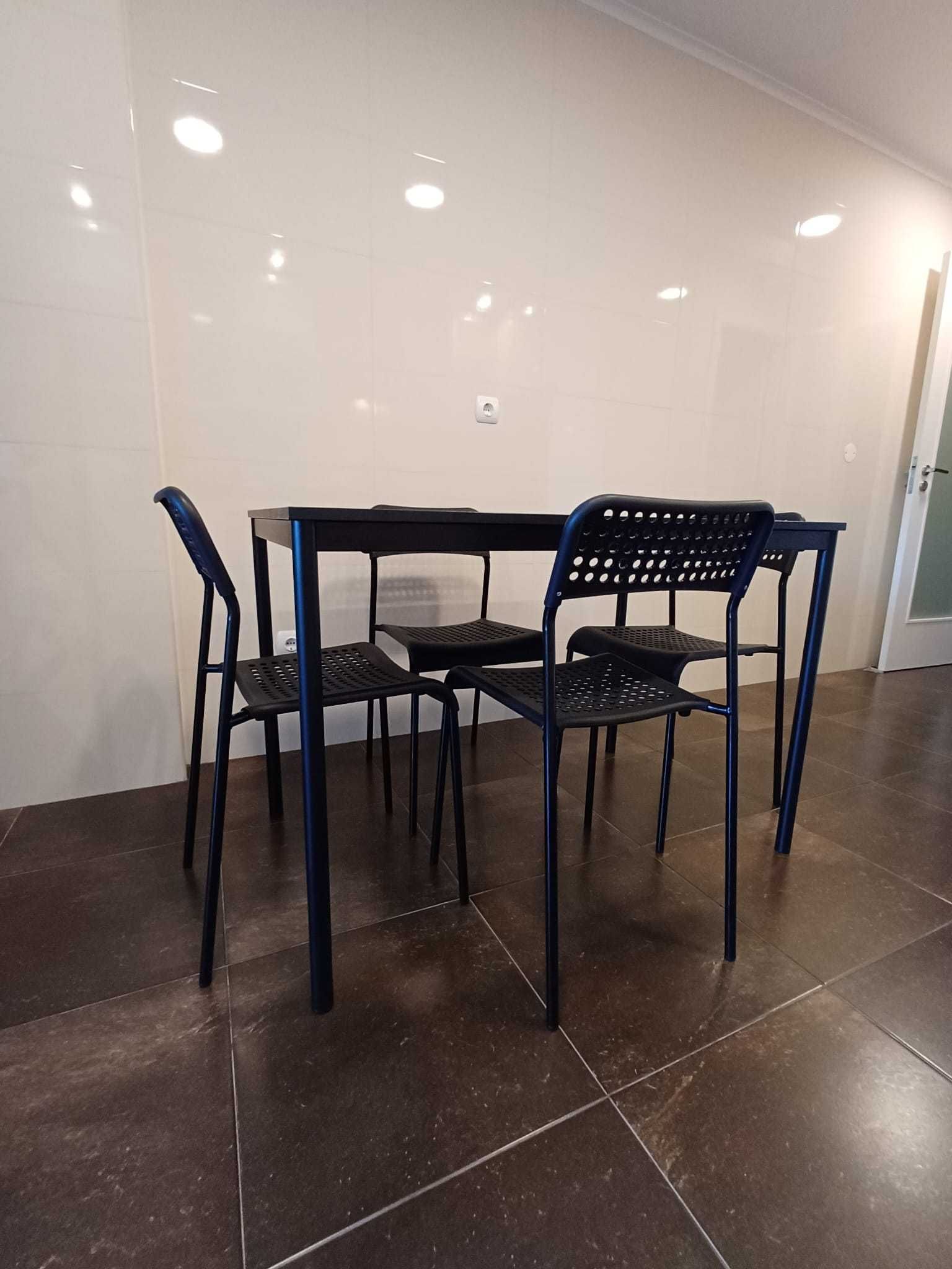 Conjunto mesa e 4 cadeiras (modelo IKEA Sandsberg/Adde)