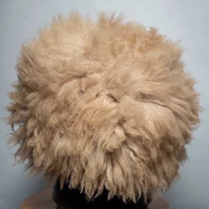 Papacha, czapka gruzińska kaukaska w kolorze beżowym. Papakha Khabiba