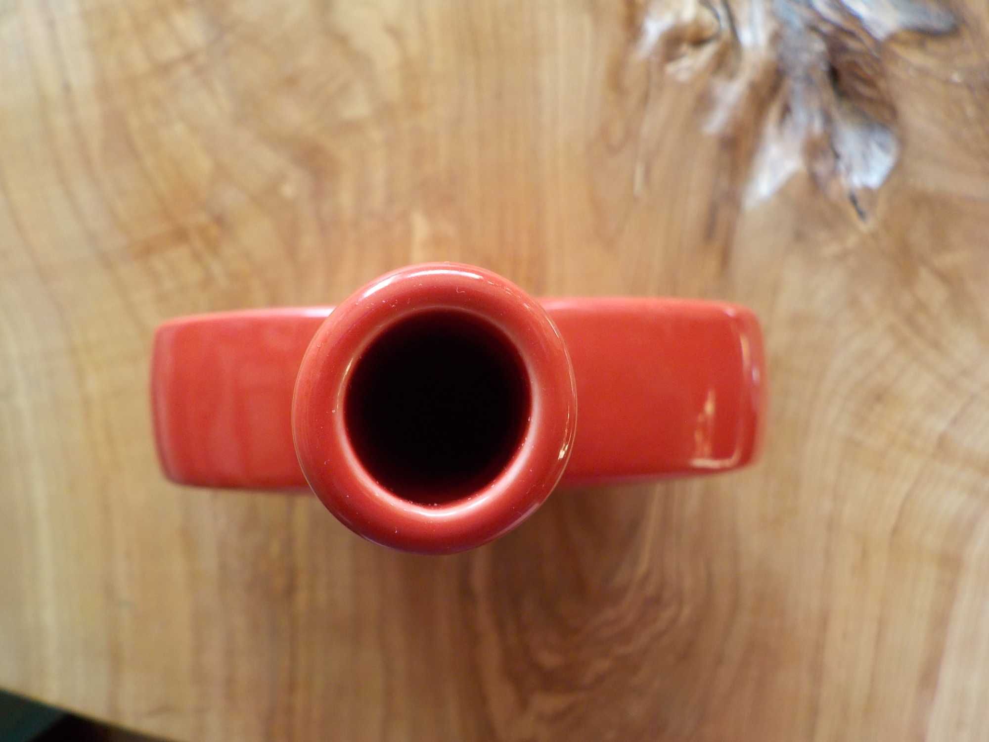 ceramiczny czerwony wazon - nietypowy kształt.
