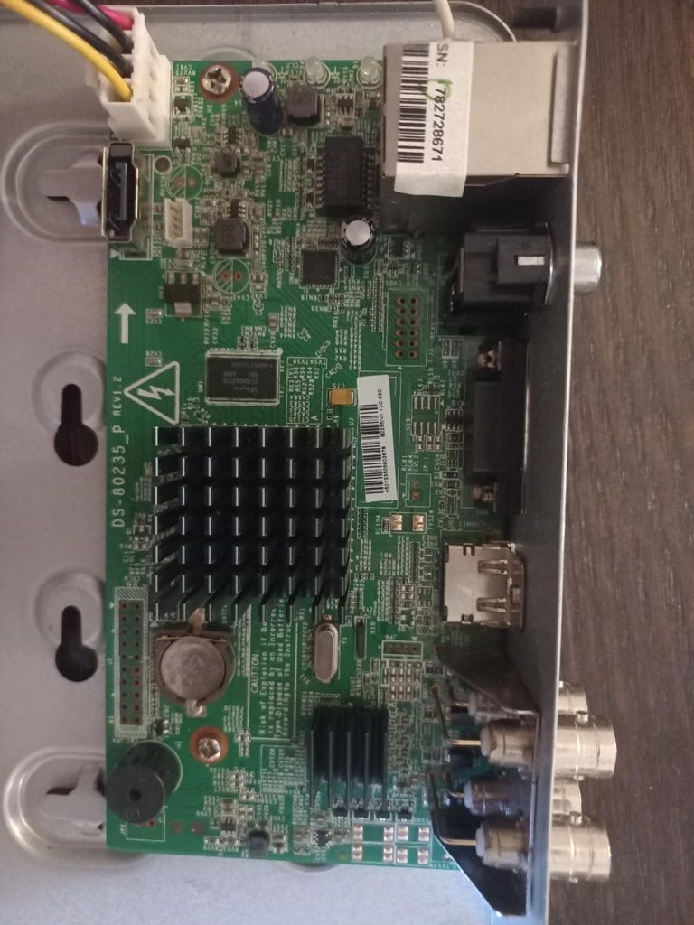 Hikvision digital video recorder.,Model: DS-7104HQHI-F1/NВидеорегистра