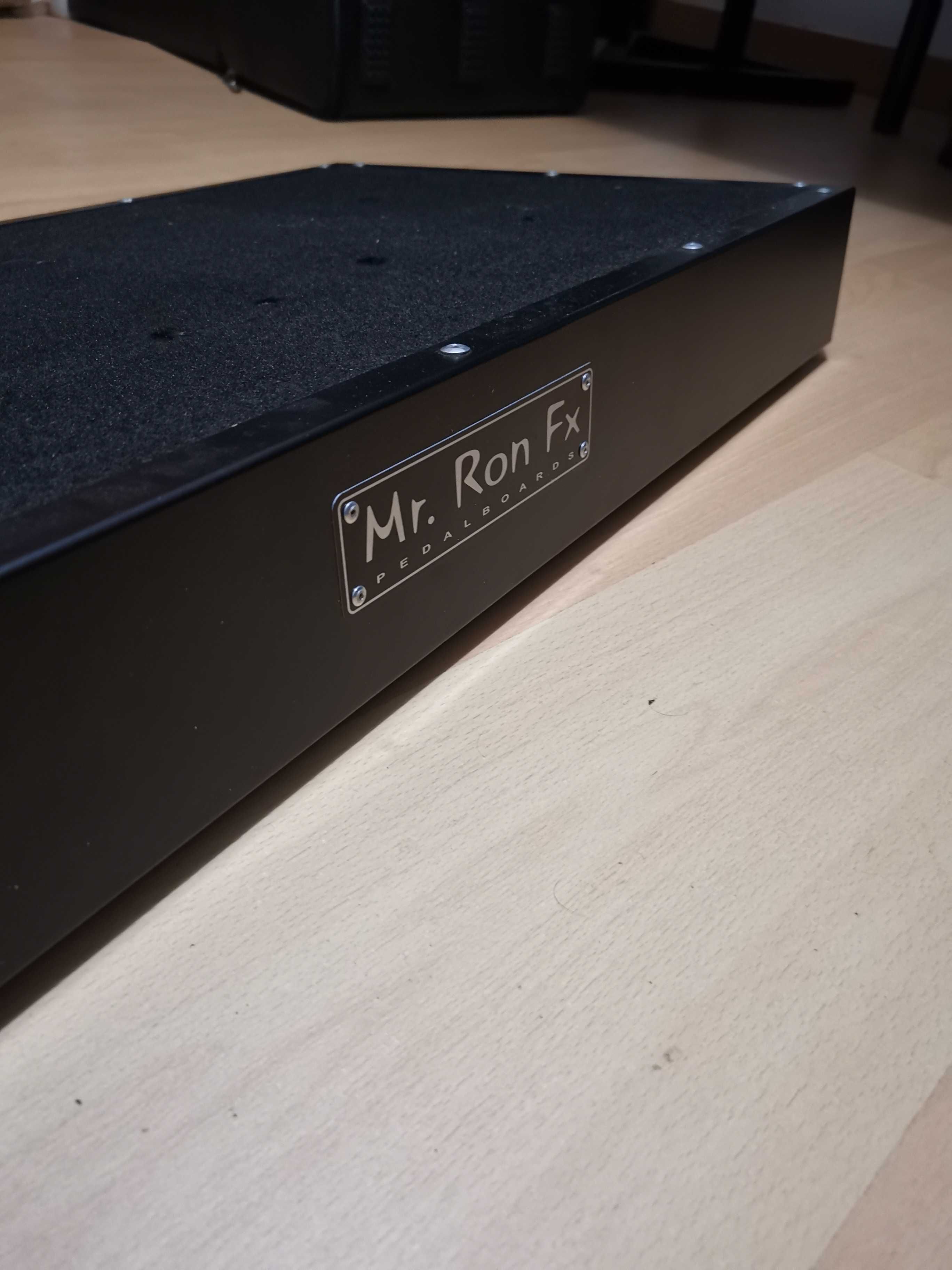 Pedalboard Slope da marca Mr Ron Fx