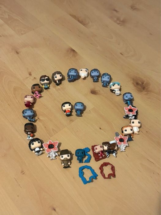 Pełna kolekcja figurek Kinder Joy Stranger Things