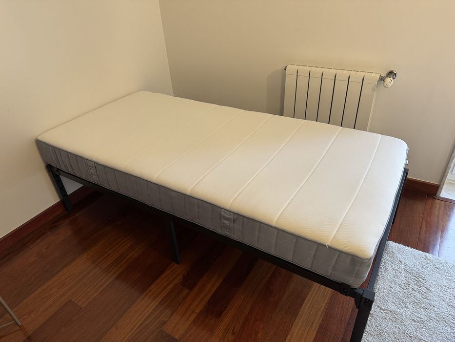 Conjunto de cama e colchão praticamente novos