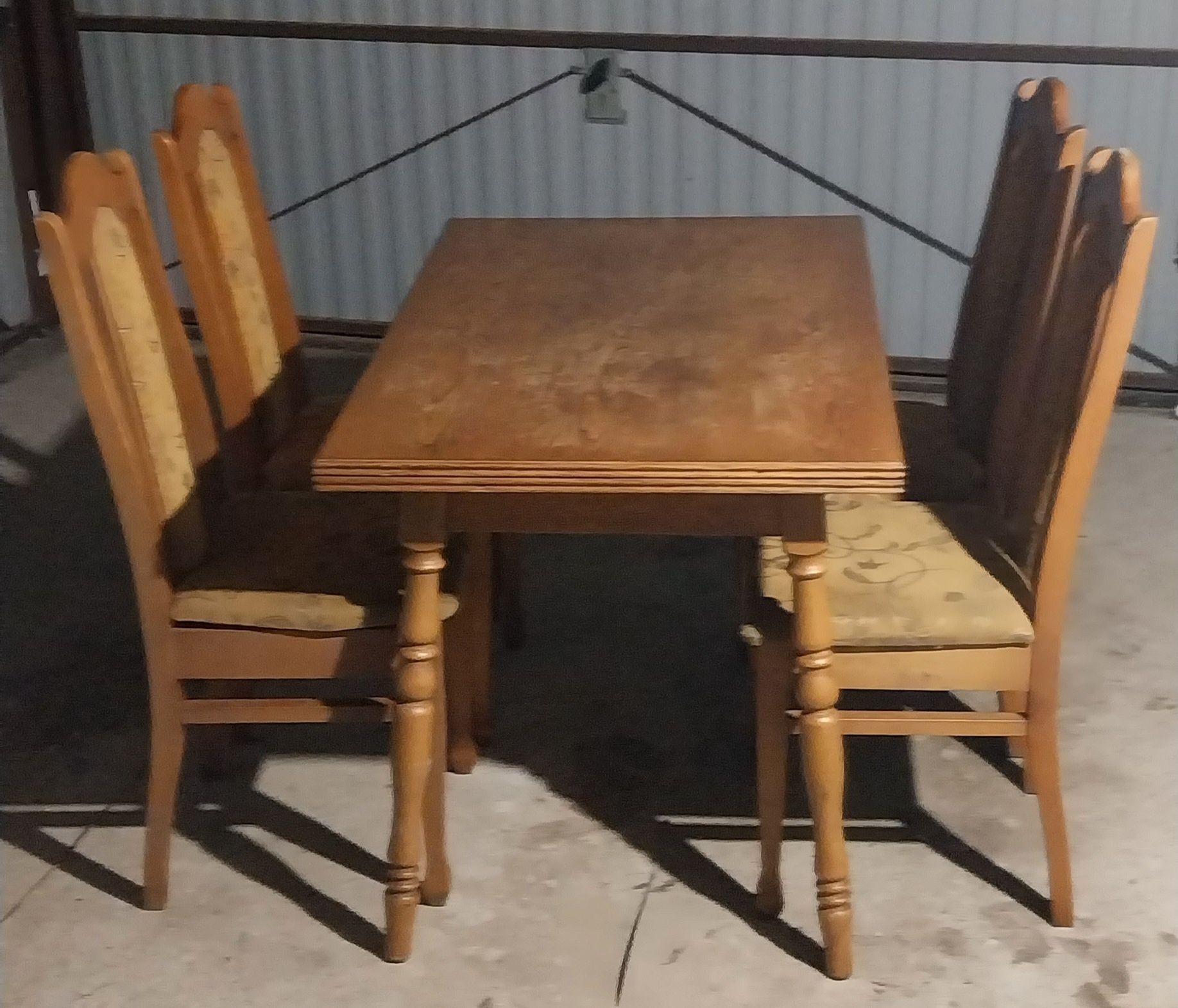 Drewniany rozkładany stół i 4 krzesła