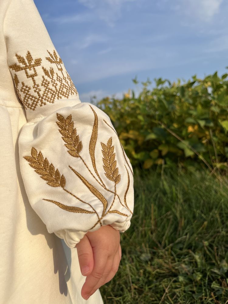 Біла сукня з колосками від Виробника на випускний вишиванка