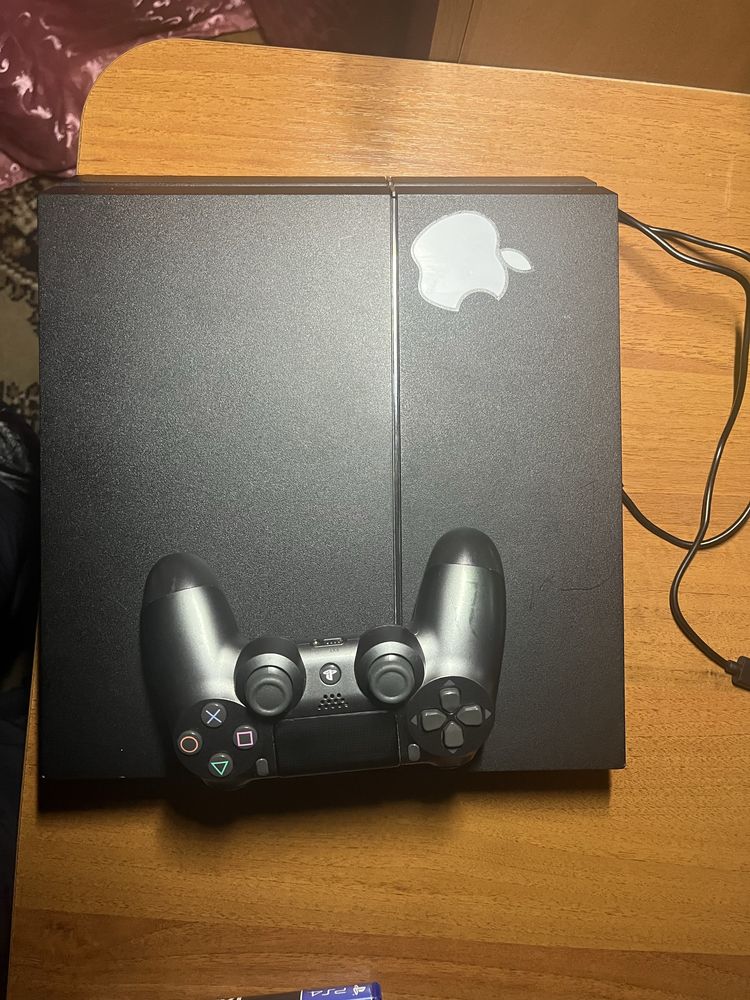 продам ps4 Fat в отличном состоянии