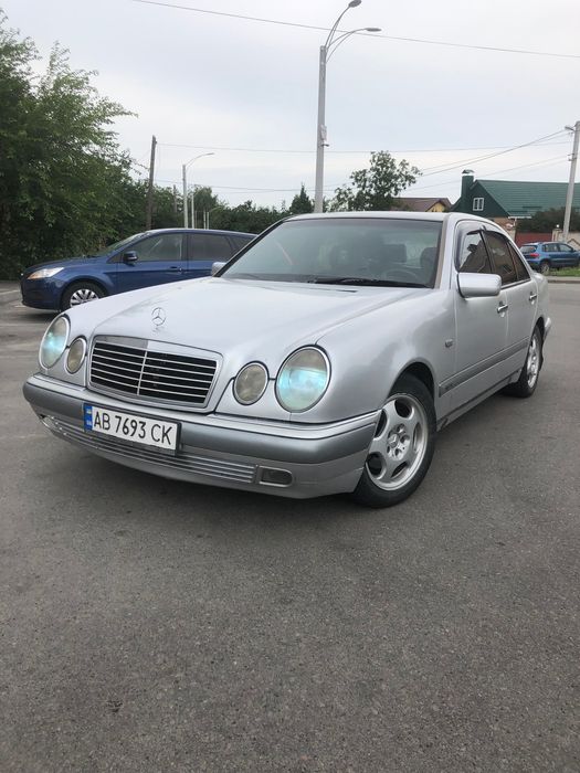 Mercedes-Benz E210