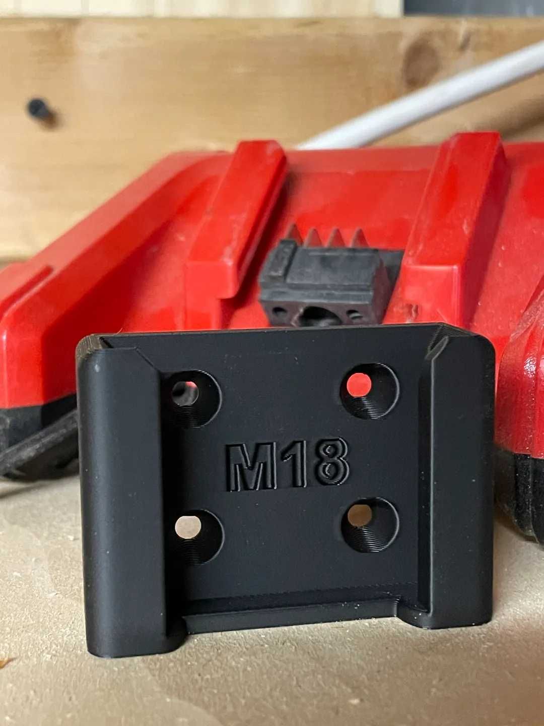 Uchwyt do baterii Milwaukee M18