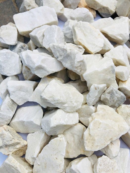 Kruszywo marmurowe, biało-kremowe.