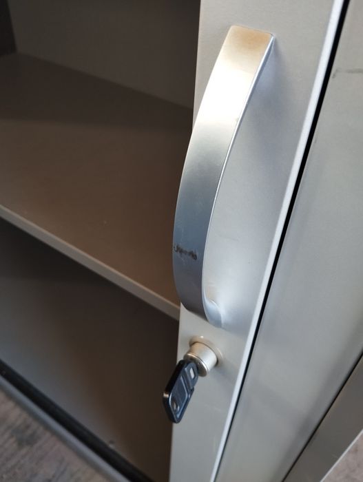 Jeden szafki biurowe